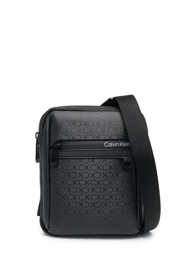 Calvin Klein axelremsväska med monogram - Svart