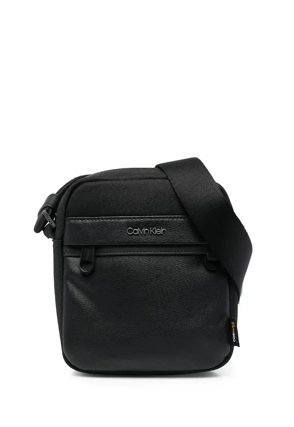 Calvin Klein axelremsväska med struktur - Svart