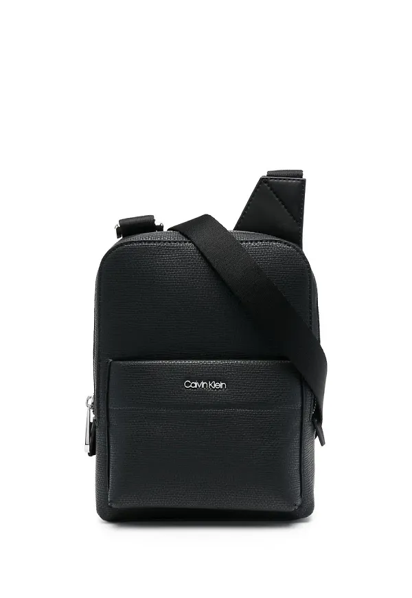 Calvin Klein axelväska med logotypplakett - Svart