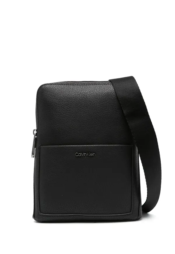 Calvin Klein Diagonal axelremsväska - Svart