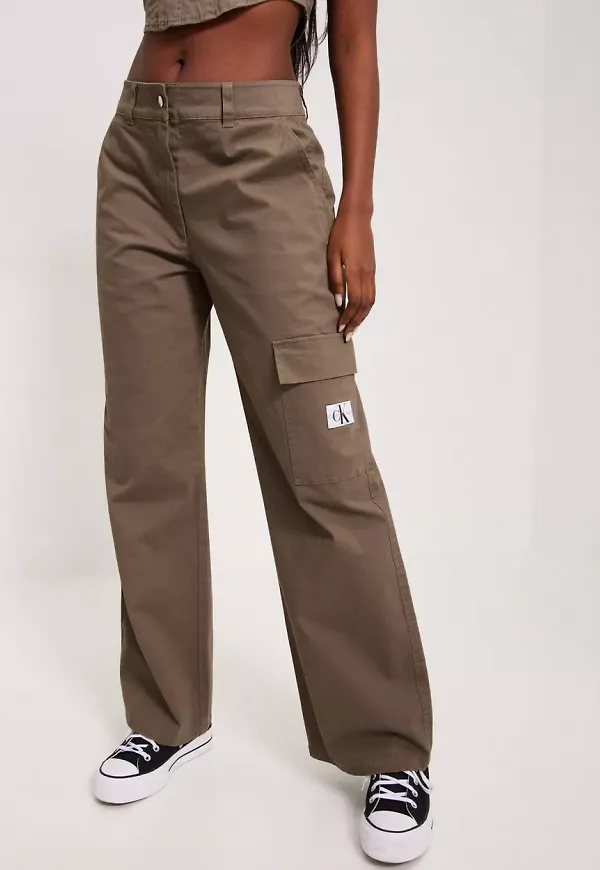 Calvin Klein Jeans - Cargobyxor - Shitake - Cargo Utility Woven Pants - Byxor