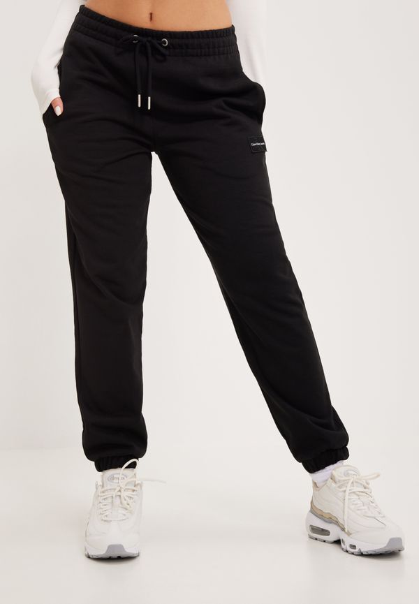 Calvin Klein Jeans - Mjukisbyxor - Black - Badge Cuffed Jog Pants - Byxor & Shorts