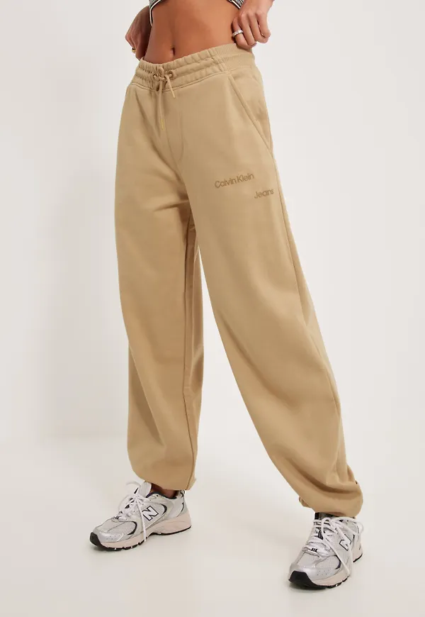 Calvin Klein Jeans - Mjukisbyxor - Disrupted Logo Hwk Pant - Byxor & Shorts