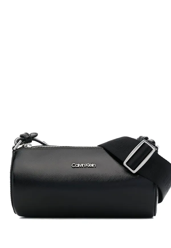 Calvin Klein Must Cylinder axelremsväska - Svart