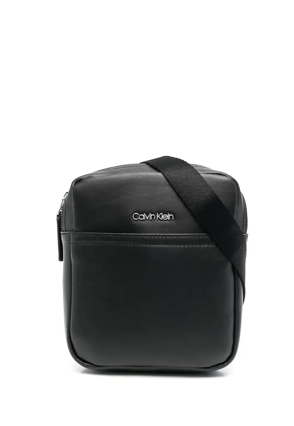 Calvin Klein Reporter axelremsväska - Svart