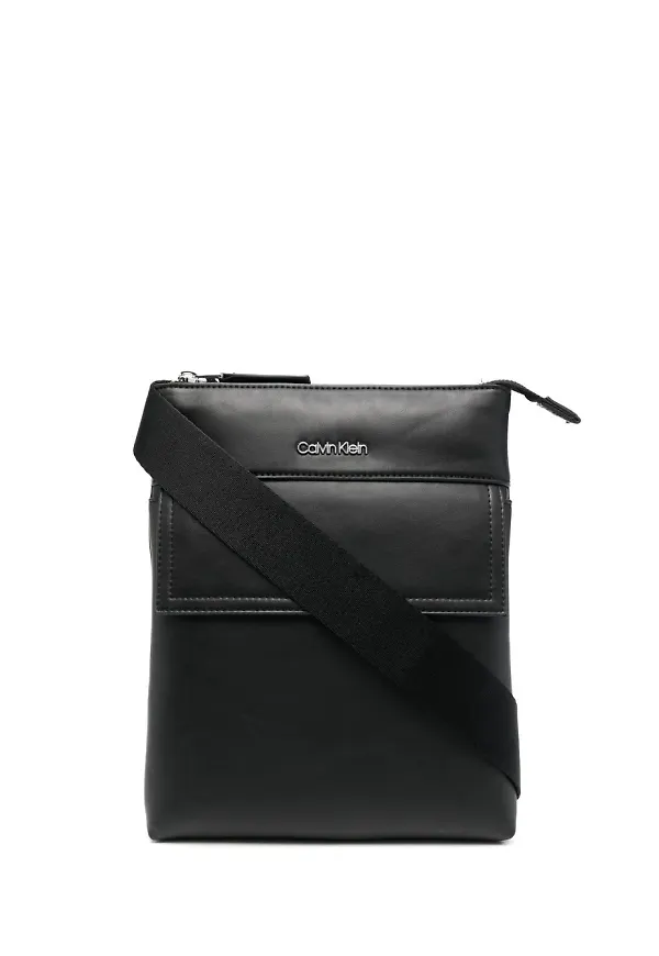 Calvin Klein Utility axelremsväska - Svart