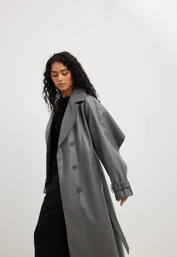 Carla Ginola x NA-KD Trenchcoat med PU-detaljer - Grey