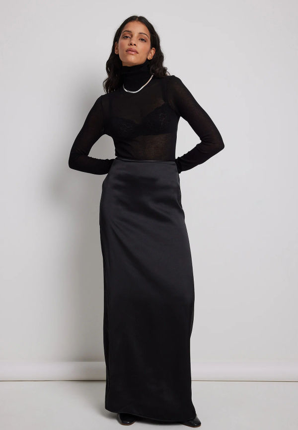 Claire Rose x NA-KD Maxikjol i satin med hög midja - Black