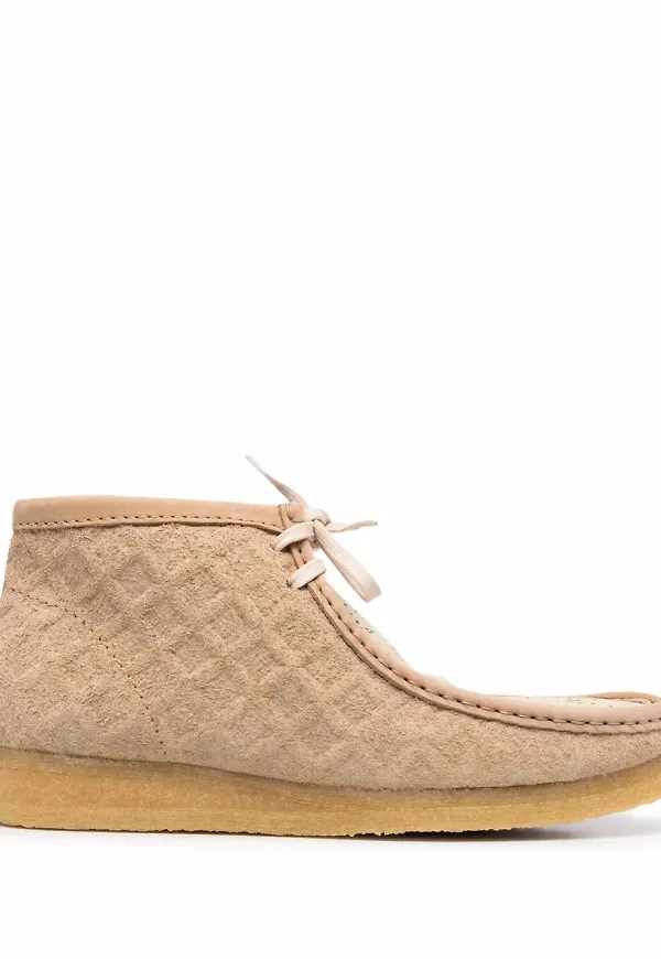 Clarks strukturerade stövlar med snörning - Neutral