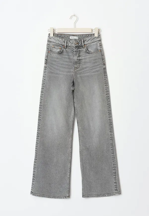 Comfy wide petite jeans