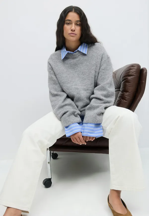 Crew neck knitted sweater
