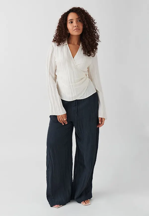 Crinkle texture trousers