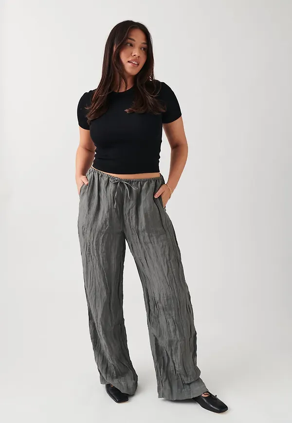 Crinkle texture trousers