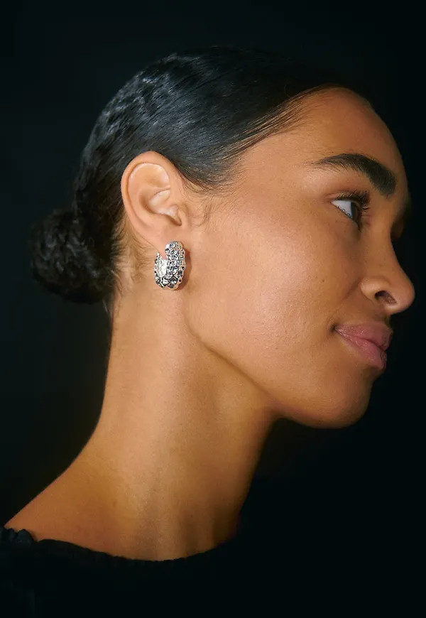Crinkled silver hoops earrings