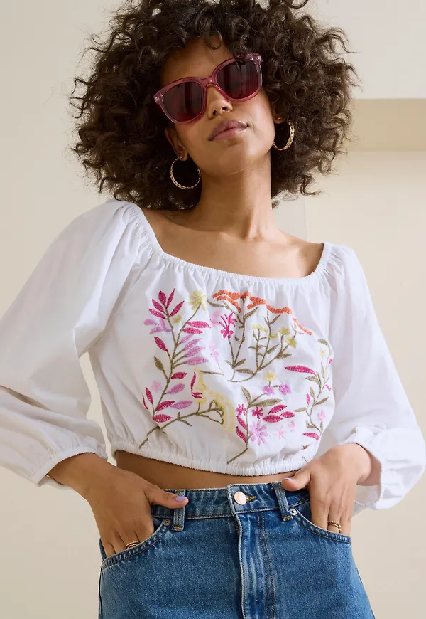 Croppad blus med broderier