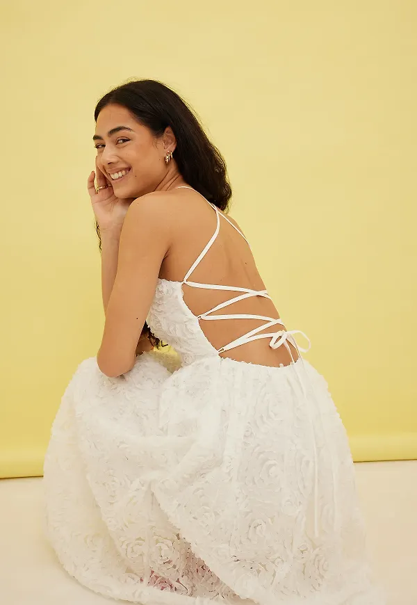 Curated Styles Midiklänning med blomdetalj - White