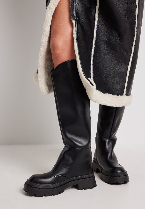 Curated Styles Rundade boots med vida skaft - Black