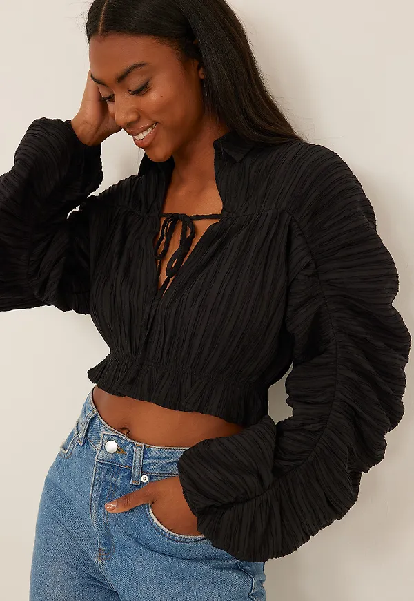 NA-KD Trend Blus med knyt fram och dragsko - Black