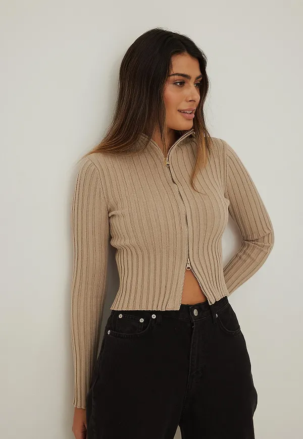 NA-KD Ribbstickad tröja med hög hals - Beige