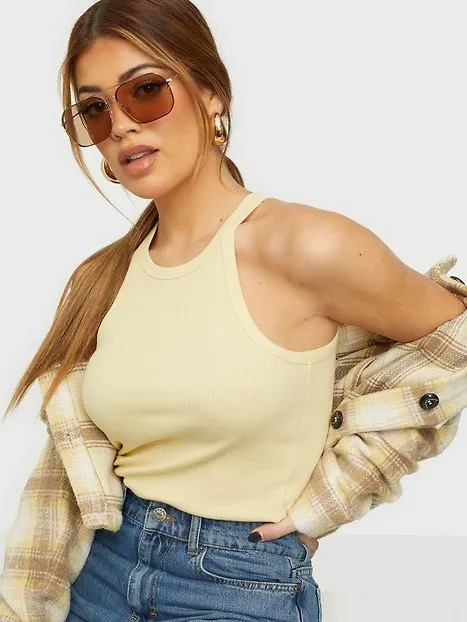 NLY Trend High Neck Rib Top Linnen Gul