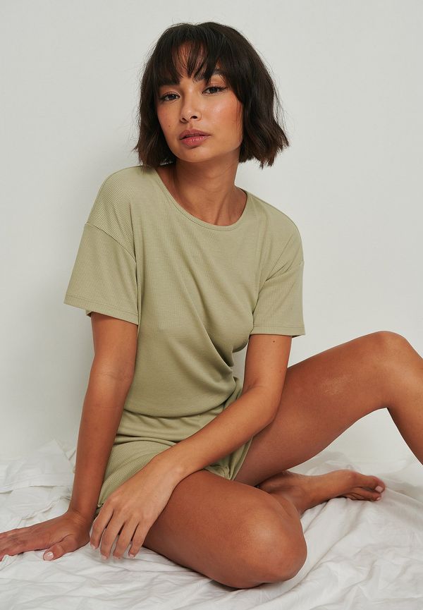 NA-KD Lingerie Ã…tervunnen playsuit-pyjamas i mjuk ribbstickning - Green