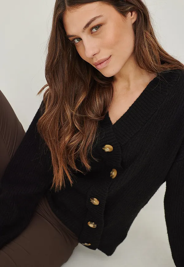 NA-KD Assymetrisk ribbstickad kofta - Black
