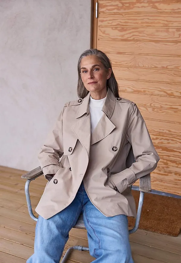 Dubbelknäppt, kort trenchcoat