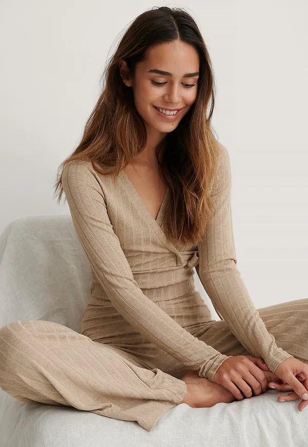 NA-KD Ribbad omlottopp - Beige