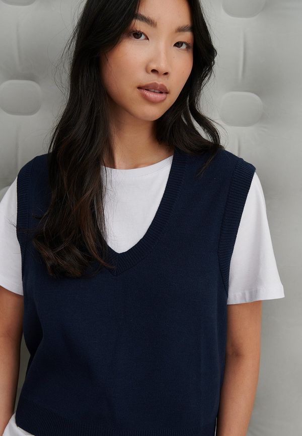 Rianne Meijer x NA-KD Stickad väst med v-ringning - Navy