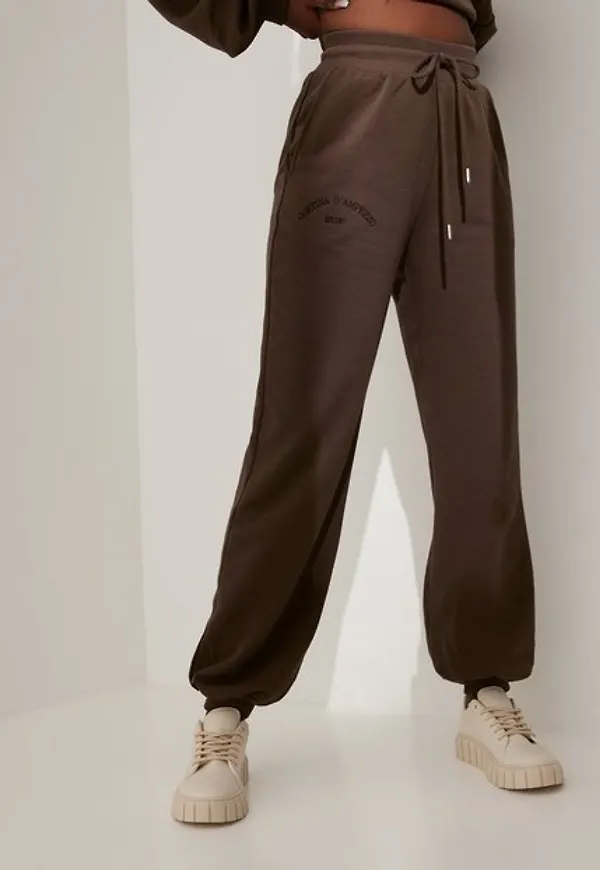 NLY Trend Embroidery Sweat Pants Byxor & Shorts Brun