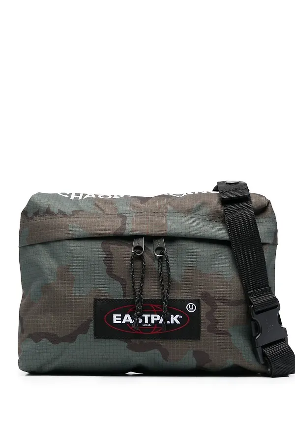 Eastpak axelremsväska med abstrakt mönster - Grön