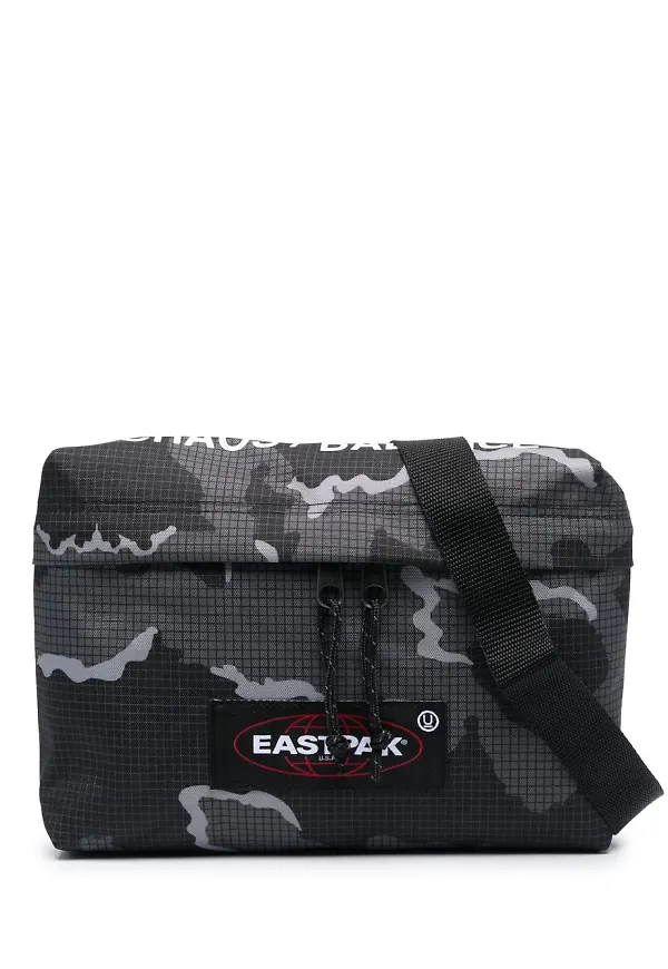 Eastpak axelremsväska med grafiskt tryck - Svart
