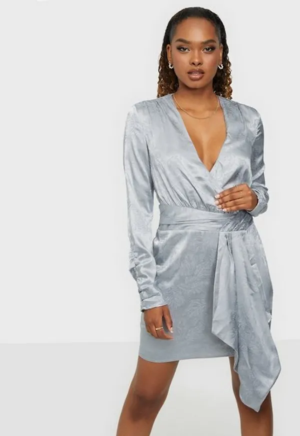 NLY Trend Twisted Front Drapy Dress Fodralklänningar