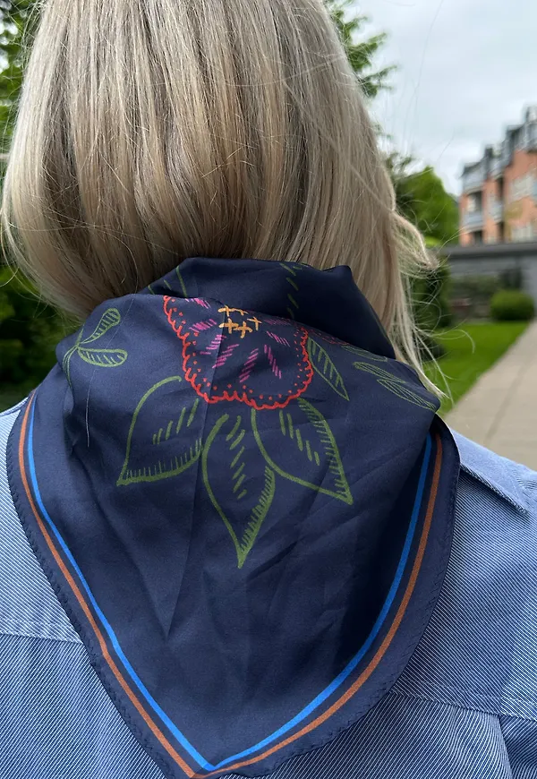 Efloria Triangle Taby Scarf