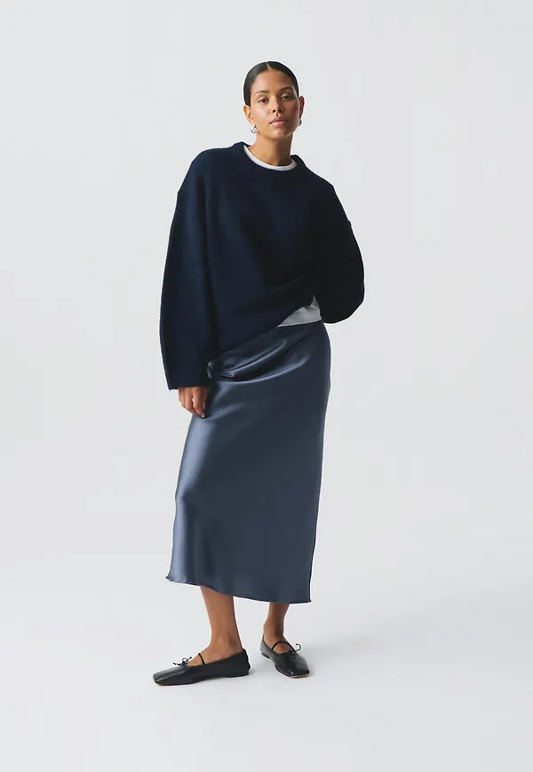 Elastic satin midi skirt