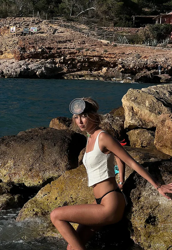 Ella Karberg x NA-KD Bikinitrosa med tunt band - Black