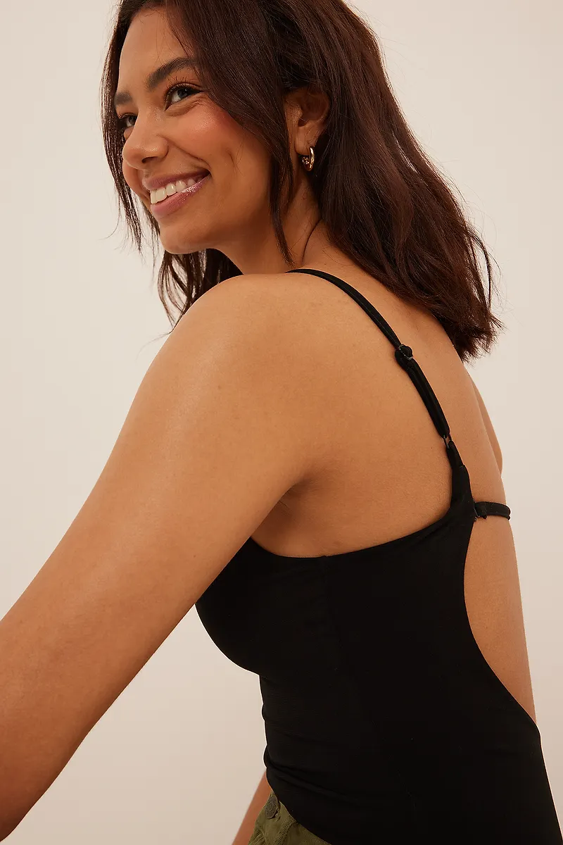 Ella Karberg x NA-KD Body med öppen rygg - Black