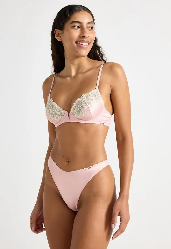 ella m – stringtrosa