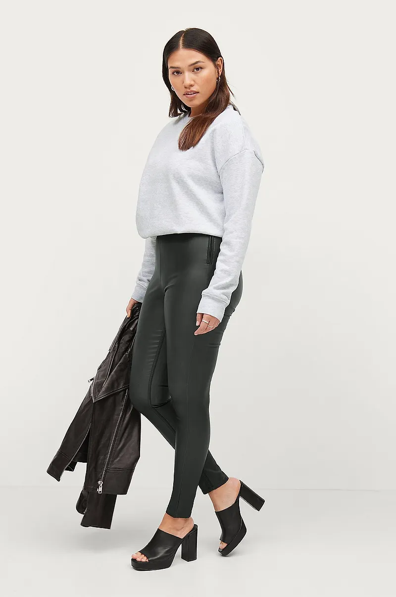 Ellos Collection - Coated treggings i super stretch med zip i sidan - Svart