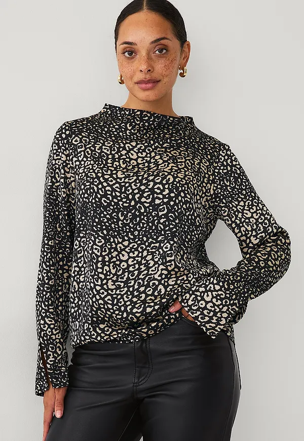Ellos Collection - Blus i satin - Svart