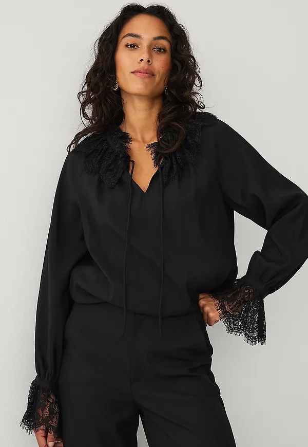 Ellos Collection - Blus med spetsdetaljer - Svart