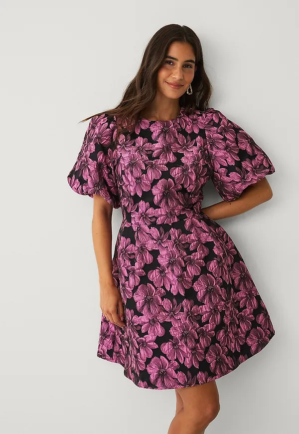 Ellos Collection - Jacquardvävd klänning med puffärmar - Rosa