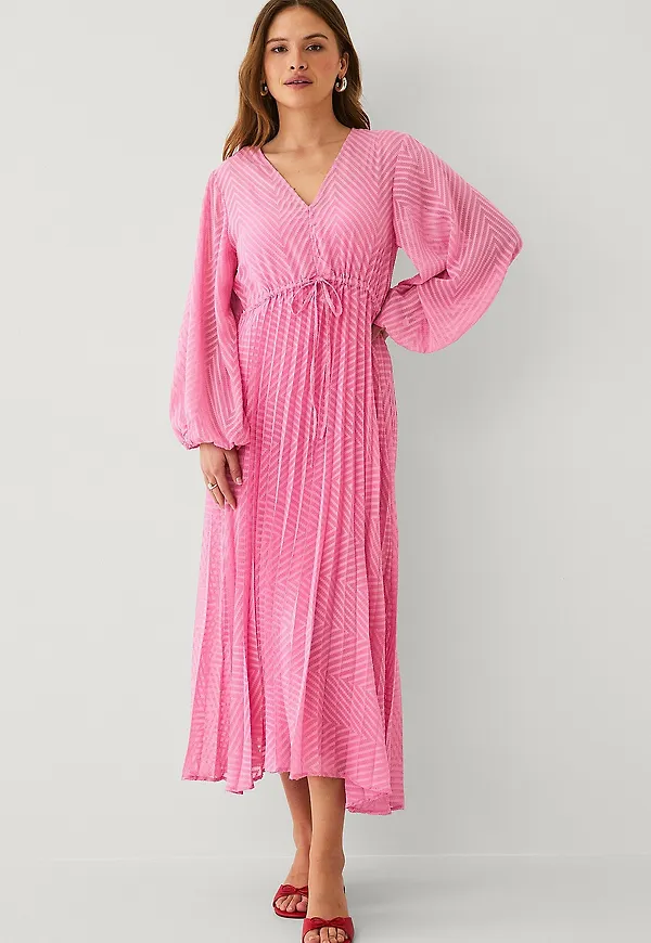 Ellos Collection - Plisserad Klänning i Dobbychiffong - Rosa