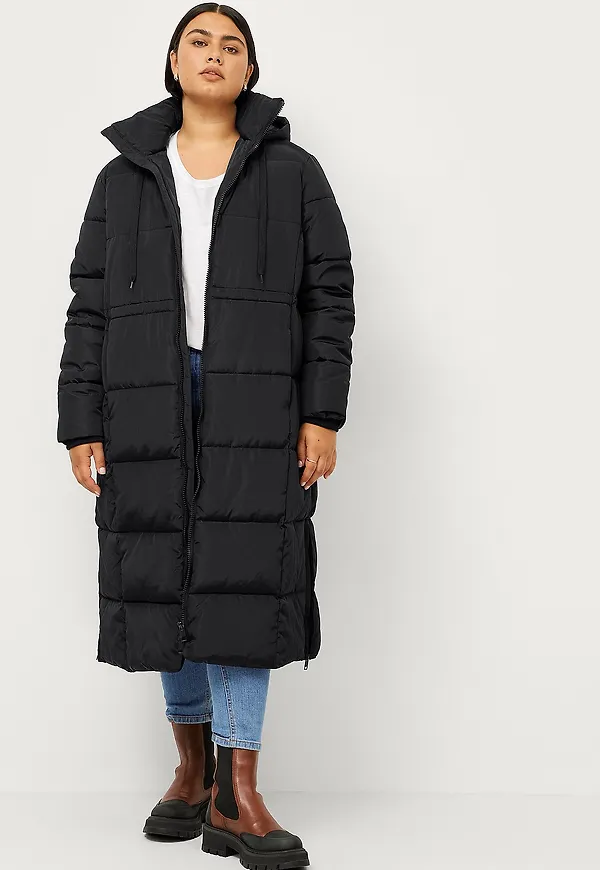 Ellos Plus collection - Vadderad kappa med huva - Svart