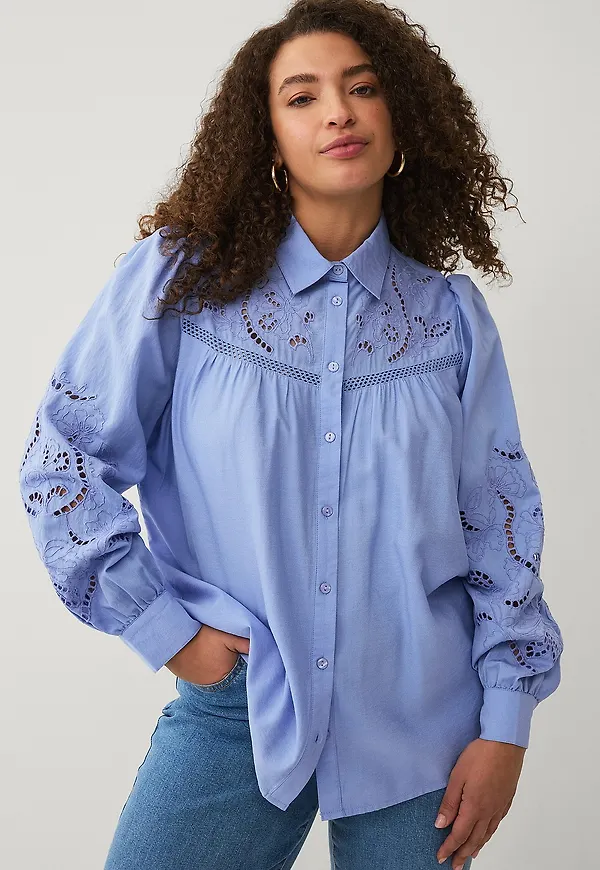 Ellos Plus collection - Blus med hålbroderier - Blå