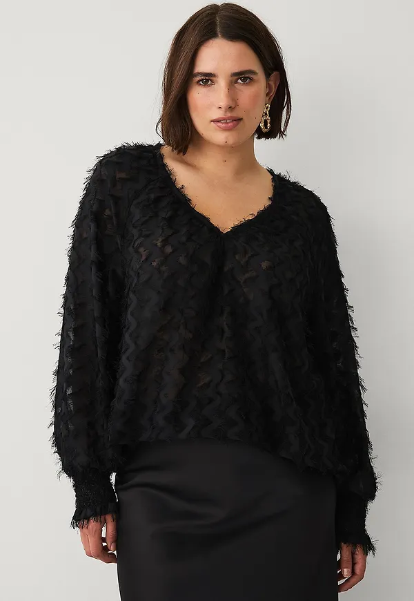 Ellos Plus collection - Chiffongblus med struktur - Svart