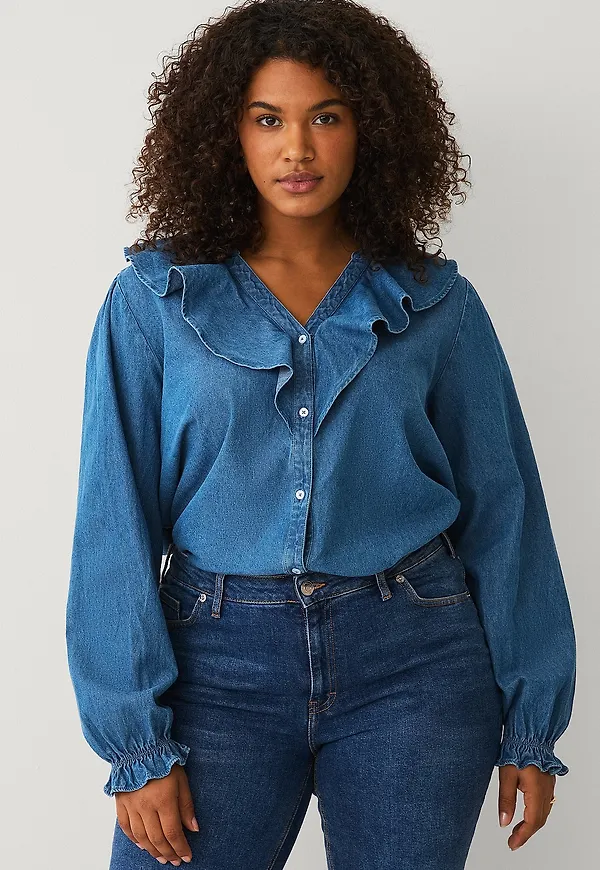 Ellos Plus collection - Jeansblus med volang - Blå