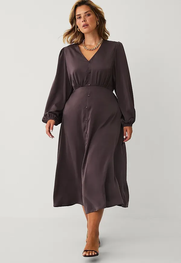 Ellos Plus collection - Klänning i satin - Röd