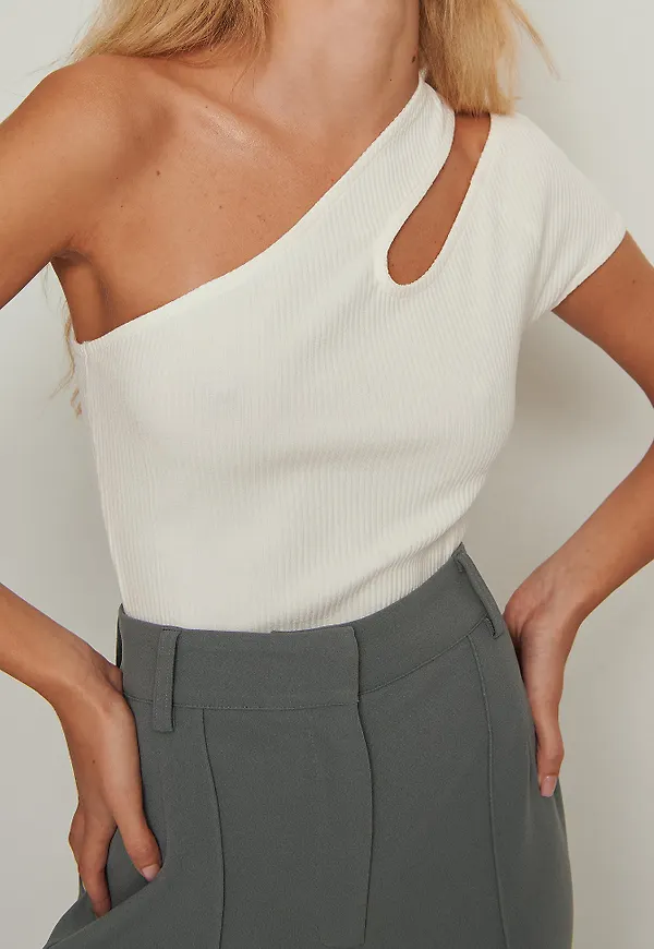 NA-KD Assymetrisk topp med en axel - Offwhite