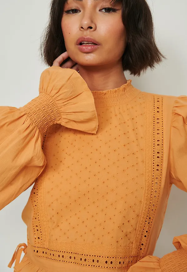 NA-KD Boho Ekologisk broderad blus med hög krage - Orange